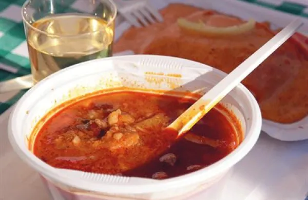 Predstavniki ŠOUP bodo v četrtek, 7. aprila, na promenadi ob koprski Taverni kuhali golaž in mimoidoče seznanjali s slabostmi, ki naj bi jih prinesel zakon o malem delu. 