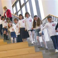 Takole so na oder prišli mladi pevci z Osnovne šole Antona Ukmarja. Vodi jih Lea Kozel 