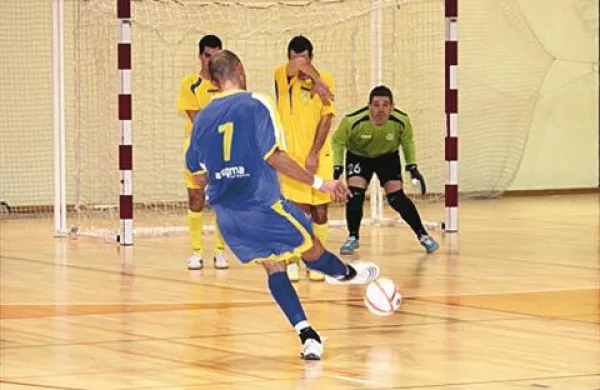 Dvoboj tolminskega Bronxa in koprskega Puntarja - obe ekipi sta se uvrstili v polfinale turnirja slovenskega pokala v futsalu.  