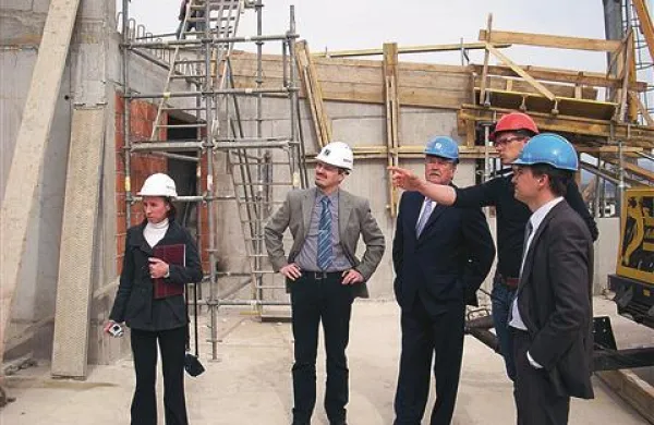 Gradbišče vrtca so si v ponedeljek ogledali (z leve) občinska sodelavka za investicije Natalija Vilhar Samsa, župan Robert Smrdelj, predsednik uprave Primorja Dušan Črnigoj, vodja gradbišča Vili Batič in odgovorni vodja del Simon Avsec.