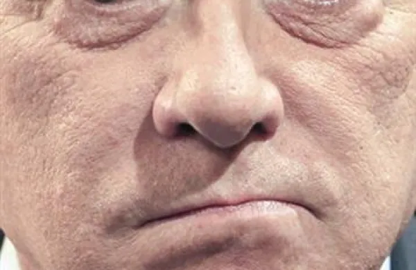 Premier Silvio Berlusconi se danes ni pojavil na prvi sodniški razpravi, zato so sodniki naslednjo obravnavo preložili na 31. maj.