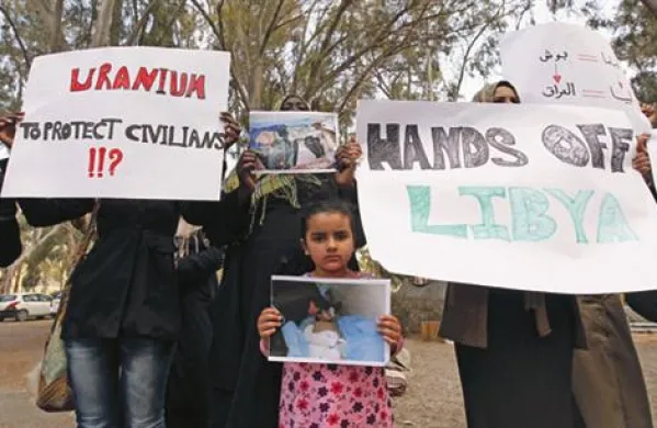 Gadafijevi podporniki so danes v Tripoliju protestirali proti napadom koalicijskih sil v Libiji. Videti je bilo tudi napise “Uran - da zaščiti civiliste?!”, ki opozarjajo na to, da naj bi koalicijske sile v napadih uporabljale tudi osiromašeni uran.   