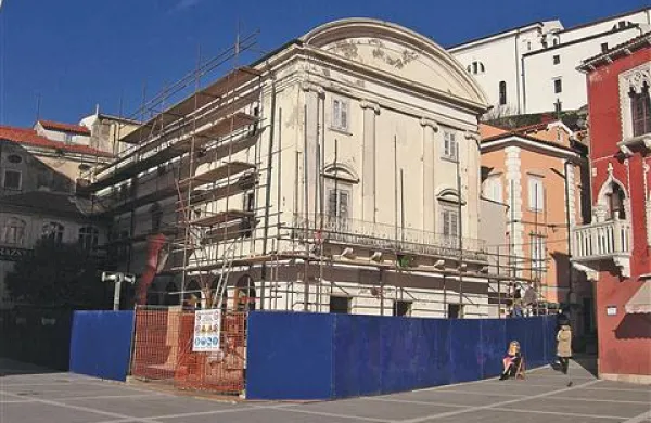 Nad kulturnimi spomeniki, kot je stavba Kazina, sta pri  obnovi potrebna še večji strokovni nadzor in  sodelovanje med  dediščinarji in gradbeniki, ki se jim navodila konservatorske stroke kaj hitro rada izmuznejo iz rok. 