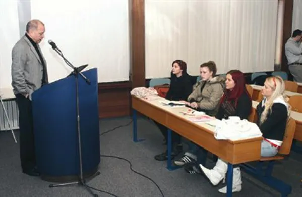 Računsko sodišče je Fakulteti za management Koper izreklo negativno mnenje za pravilnost poslovanja v letih 2007 in 2008. Fotografije je z enega od informativnih dnevov na tej fakulteti.