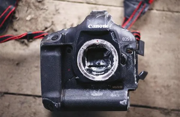 V cunamiju uničen digitalni fotoaparat simbolizira udarec tej rastoči panogi
