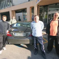 Oškodovani delavci (desno Čašif Huskić), ki so v solinarskem muzeju brez obljubljenega plačila  delali od maja lani. V ozadju je prestižni avto   njihovega delodajalca Roberta Hrobata, ki ga je  piranski pomorski muzej izbral za izvajalca obnovitvenih del v solinah.       