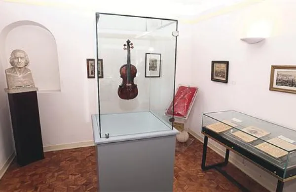 Tartinijeva violina, ki bi morala biti pomembna mestna tržna niša, je po 20 letih končno razstavljena  v primerni vitrini.