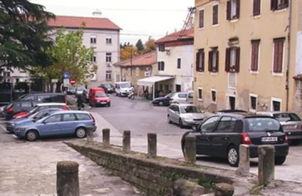 Največ zanimanja so med kupci pritegnila nepremičnine na Kosovelovem trgu (na fotografiji), v bližnji Volkovi ulici in na Spodnjih Škofijah. 