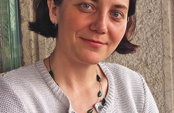 Idejna nosilka nagrade KONS je pesnica Taja Kramberger