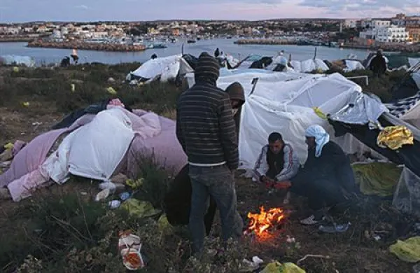 Italija je odločila, da bo več tisoč tunizijskim beguncem, ki se nahajajo v državi, dala “humanitarna” začasna dovoljenja za bivanje, s katerimi bodo lahko potovali v vse države schengenskega območja.