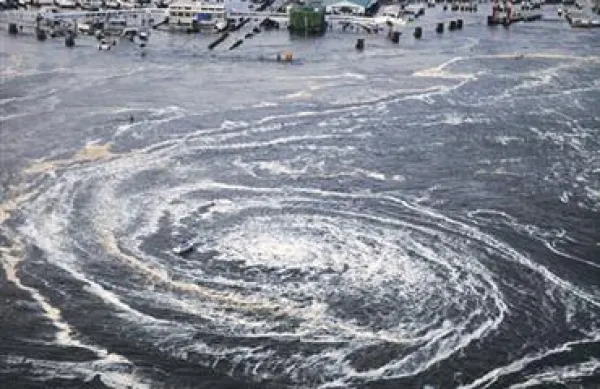 Japonsko je danes stresel potres z magnitudo 7,4, tamkajšnje oblasti pa so izdale tudi opozorilo pred cunamijem, ki pa tokrat naj ne bi bil višji od enega metra. (Fotografija prikazuje katastrofalni cunami, ki je Japonsko prizadel po potresu 11. marca).  