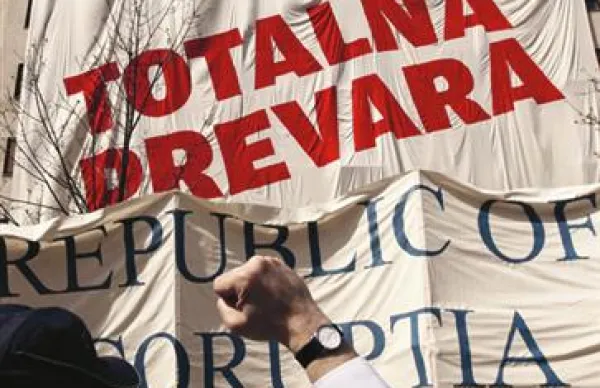 Aktivisti so  svoje mnenje predstavili tudi s transparenti.  