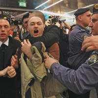 Prerivanje med aktivisti, policisti in varnostniki. 