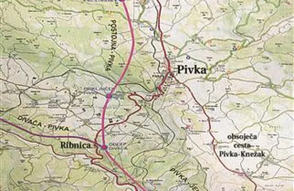 Medtem ko bi od Ilirske Bistrice do Ribnice avtocesta (vijolična črta) tekla blizu obstoječe ceste (rdeča črta), bi proti Postojni ubrala povsem novo traso. In prav uničevanju tega življenjskega prostora ljudje ob predvideni trasi nasprotujejo.