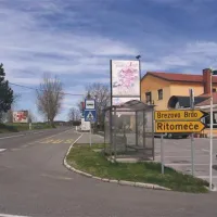 Smerokaz ob glavni cesti v Gradišču pri Materiji označuje pot za  Ritomeče (kot mora biti po pravilih), pa tudi za Brezovo Brdo, kar ni obvezno ...