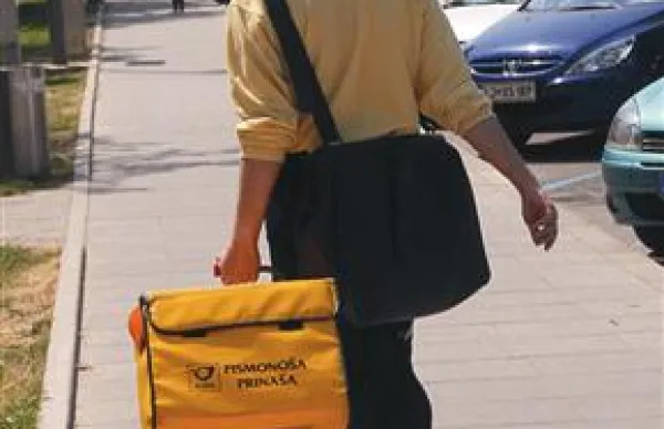 Včeraj se je proti poštarju zagnal pes, nato pa ga je oštel še njegov lastnik. Fotografija je simbolična. 