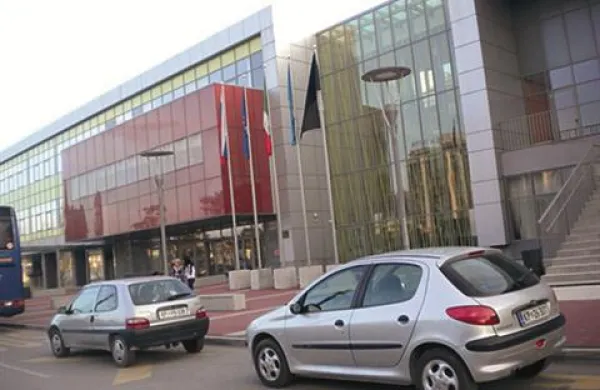 Žalna zastava pred koprsko osnovno šolo