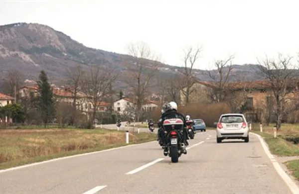Na Ajdovskem se je okoli 12. ure zgodila huda prometna nesreča, v kateri je življenje izgubil 54-letni motorist iz Šempetra pri Gorici. Fotografija je simbolična.  
