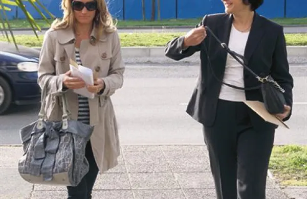 Eva Popovič in njena svakinja Laura Ban danes ob prihodu na sodišče