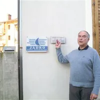 Carlo Mucci pred sedežem društva Jadro v Ronkah