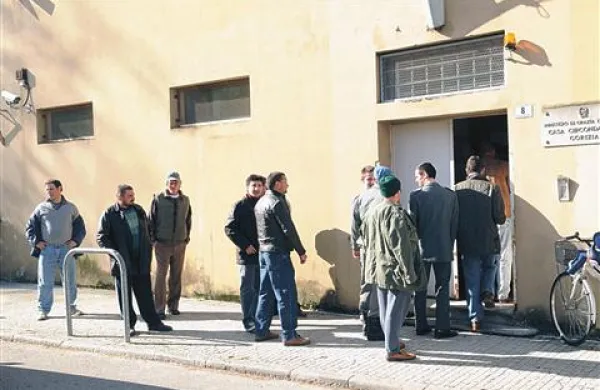 Filmska ekipa pred vhodom v goriški zapor