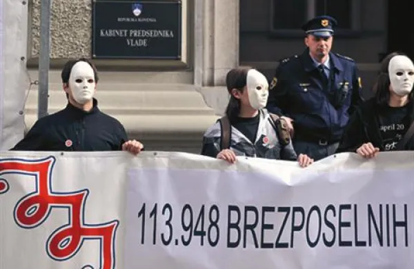 Sindikalisti z maskami na obrazu opozorili na socialno stisko delavcev