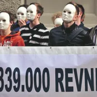 Na manifestaciji Zveze svobodnih sindikatov Slovenije (ZSSS) so danes opozarjali na zahteve brezposelnih za redno delo in zahteve revnih za dostojne plače in pokojnine.