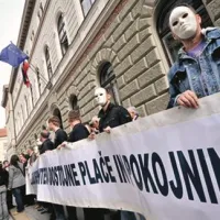 Sindikalisti z maskami na obrazu opozorili na socialno stisko delavcev
