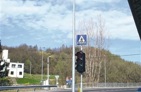 Bistriško občino moti le drog javne razsvetljave, ki zakriva  semafor.
