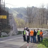 Predstavniki vseh, ki so sodelovali pri projektu rekonstrukcije ceste, so se včeraj zbrali na pregledu del. Levo za njimi zid, za katerega domačini trdijo, da ni iz domačih materialov.