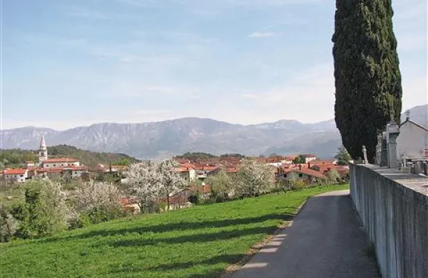 Načrtovana gradnja večnamenskih površin na terasi pod pokopališčem bi po mnenju stroke skvarila podobo vasi, domačini pa želijo razvoj