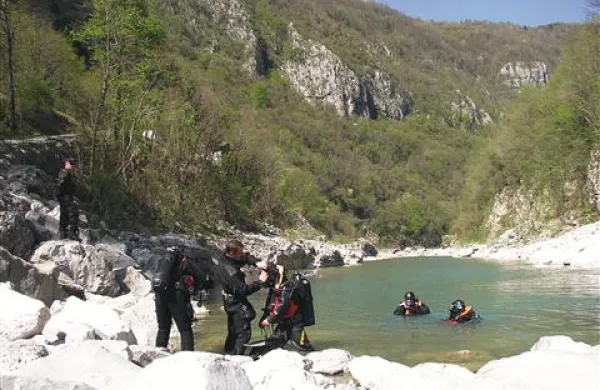 Potapljači so včeraj našli kavbojke, za katere predvidevajo, da bi lahko bile last pogrešanega.