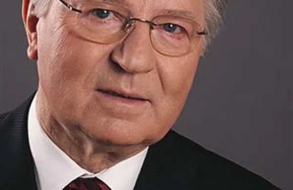 Po neuradnih informacijah je včeraj pred eno izmed hiš v Ajdovščini neznani moški napadel in udaril nekdanjega finančnega direktorja in člana uprave družbe Primorje Alojza Bolčino, ki naj bi ga zaradi poškodb odpeljali v bolnišnico.  