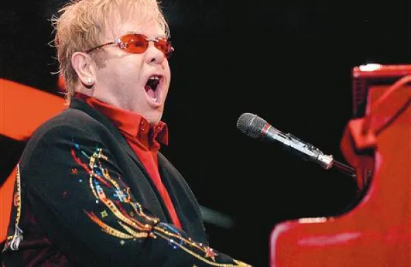  Elton John bo 2. julija nastopil  v Izoli ...