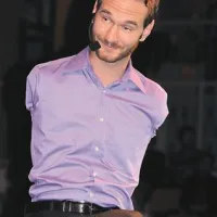 Nick Vujicic se premika s pomočjo majhnega stopala z dvema prstoma, ki je priraščeno  na levi del  trupa