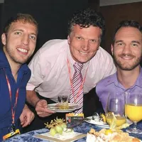 Vujicic z organizatorjem Zvonkom Turinskim (v sredini) in s svojim asistentom, ki ga je prinesel na oder in poskrbel, da po nastopu ni bil lačen 