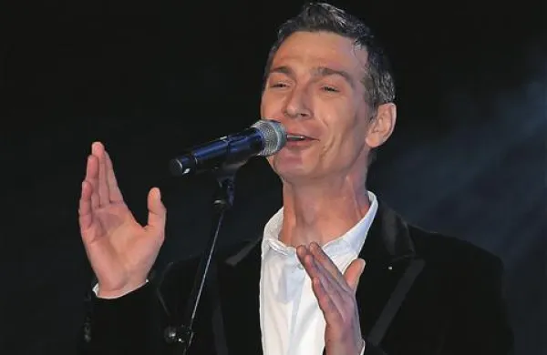 Massimo Savić vedno znova navduši z  repertoarjem uspešnic in   izjemnim glasom 