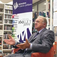 Klavora je v kranjskogorski knjižnici poklepetal z domačini tudi o svoji družini, ki se je iz Bovca  umaknila čez Vršič zaradi prve vojne in se nato vrnila v Tolmin šele leta 1945 