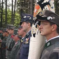 Na vrhu Škabrijela je veliko spominskih slovesnosti, ki so slikovite tudi zaradi vojaških uniform vojska iz prve svetovne vojne
