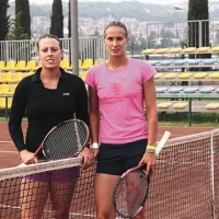 Koprčanka Andreja Klepač (levo) in Polona Hercog sta včeraj preizkusili prizorišče dvoboja Fed Cupa na Bonifiki.
