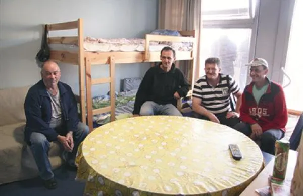 Stanovanji v Sežani, v katerih živijo delavci Gratima, sta spet priklopljeni na elektriko.