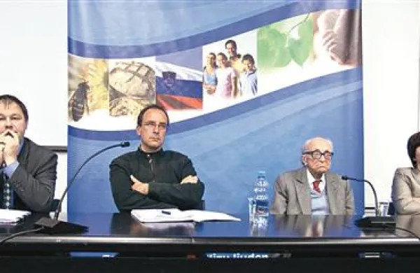 O zaščitni klavzuli so spregovorili (z leve): vodja vladne medresorske  skupine Rok Šteblaj, Robert Rogič iz CI Kras, pisatelj Boris Pahor in predsednica NSi Ljudmila Novak