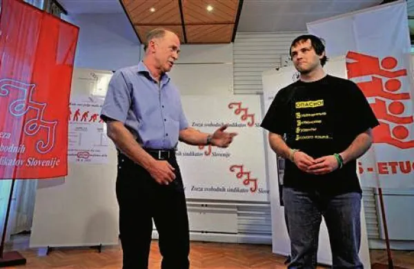 Predsednik Zveze svobodnih sindikatov Slovenije Dušan Semolič in vodja Gibanja za dostojno delo in socialno družbo Marko Funkl sta zadovoljna z izidom referenduma. Foto: STA