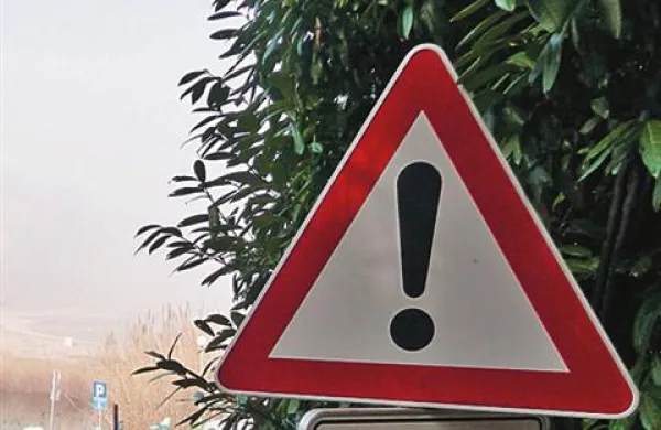 41-letni slovenski državljan je z motorjem trčil v prometni znak. Fotografija je simbolična.