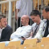 Mladen Rudonja (drugi z leve) je v družbi Janija Bačića in kolegov pozorno spremljal finalno tekmo.
