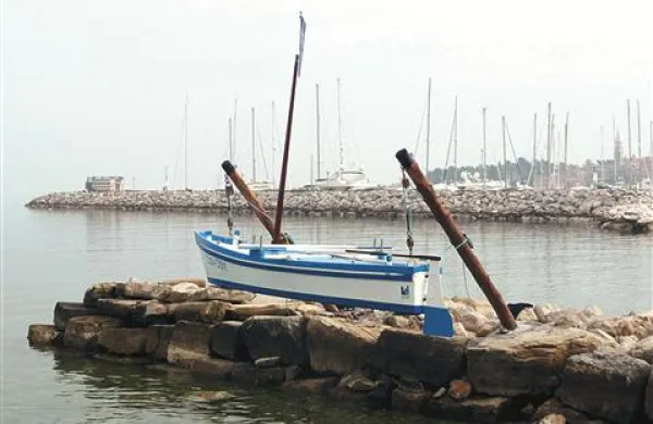 Z malo pikrega humorja bi lahko zapisali, da je Izola izgubila Delamaris in pridobila batano 