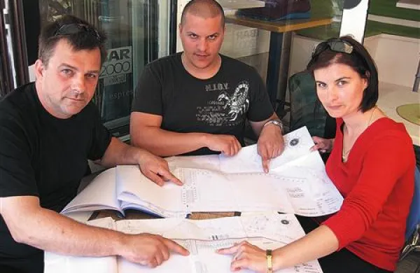 Člani piranske krajevne skupnosti (z leve: Davorin Petaros, Sašo Saksida in Lili Žigo) način izvedbe del v piranskem mandraču inšpekciji prijavljajo kot črno gradnjo.