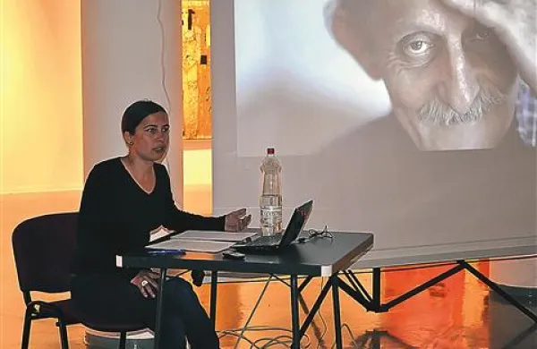 Saša Nabergoj je za lažjo predstavo citirala mnoge evropske enciklopediste, filozofe, dramatike in slikarje iz osemnajstega stoletja, časa, ko je pravica do dela temeljila na kapitalizmu in njegovi maksimizirani učinkovitosti in produktivnosti.