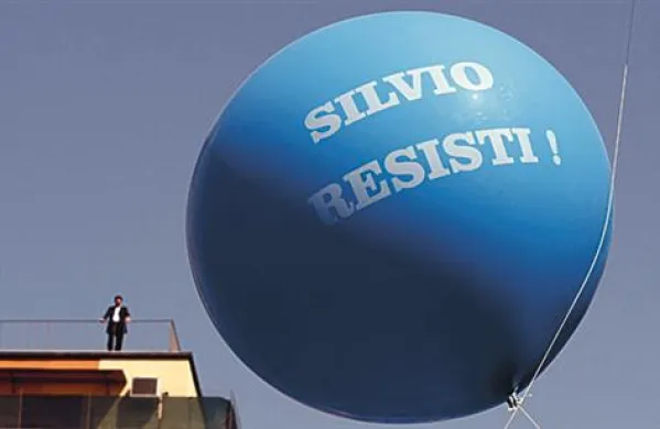 Silvija Berlusconija so ob prihodu na sodišče pozdravili njegovi privrženci.