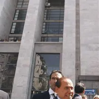 Berlusconi je ob današnjem prihodu na sodišče v izjavi novinarjem ostro napadel tožilce, ki po njegovem delajo proti državi.